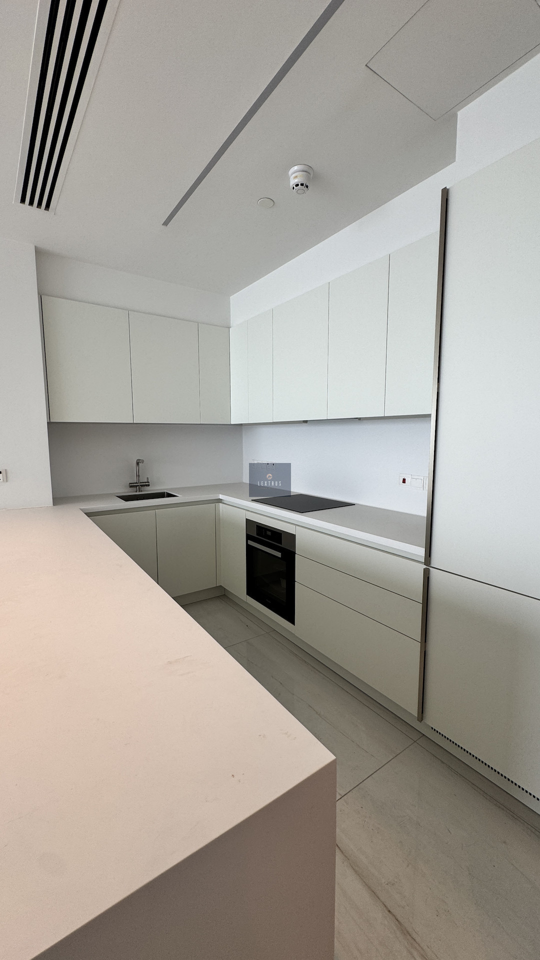 2 Bedroom Sea Front Unfurnished Germasogeia Apartment with Gym — 100 m², 11th Floor — for rent in Germasogeia, Limassol, Cyprus